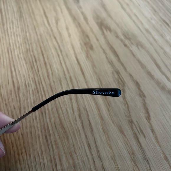 Oval Black Sunglasses - Picture 4 of 4